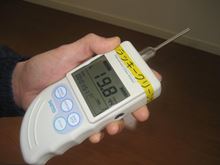 臭気測定器（ニオイセンサー）で臭気を測定中の写真