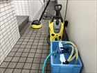 マンションの共用部分（階段・廊下）をケルヒャーの高圧洗浄機を使用して高圧洗浄している横浜のハウスクリーニング業者 ラッキークリーンサービスの作業中の画像