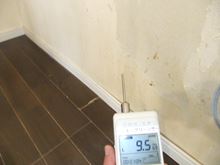 ネコの糞尿により傷んだフローリング床の臭気測定をしている画像