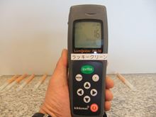 キッコーマン ルミテスター ＰＤ－３０を使用して除菌ハウスクリーニング後のＡＴＰふき取り検査（洗浄度の検査）をしている画像