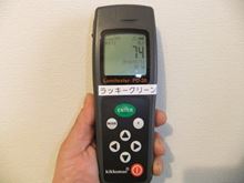 衛生管理ツール ルミテスター ＰＤ－３０を使用してフローリングの除菌ハウスクリーニング後の衛生度（清潔度）の測定をしている画像