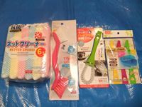 １００円ショップで買った水回りクリーニングに使用する清掃用品（スポンジ＆ブラシ）