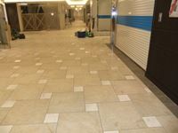 神奈川県横浜市内の大型店舗清掃(床洗浄）作業中の画像