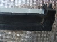 家庭用壁掛けエアコン室内機からドレンパンを分解して外し、カビ臭・カビ汚れを確認しエコ洗剤で洗浄する準備をしている作業中の画像（神奈川県川崎市高津区 富士通製エアコン）