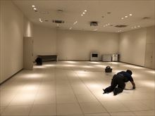 イベント会場内の床をペット臭の消臭クリーニング作業中のラッキークリーンサービスのスタッフ達